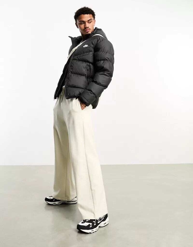 

Черная утепленная куртка с капюшоном Nike Windrunner