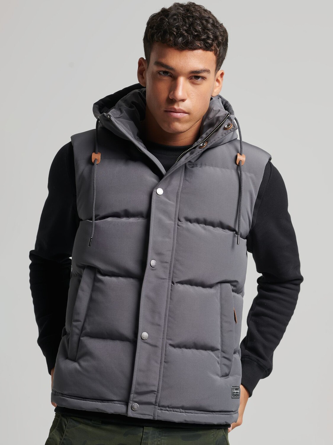 

Пуховик с капюшоном Superdry Everest, темно-серый