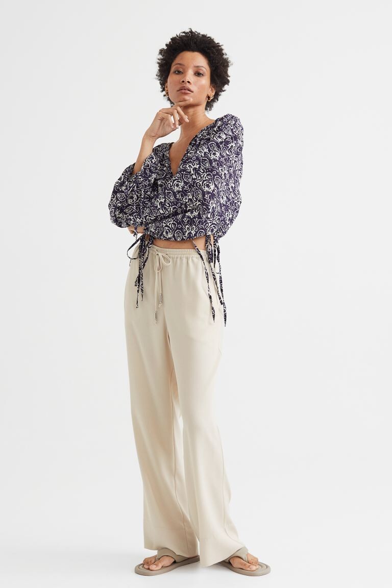 

Широкие штаны без застежки. H&M, светло-бежевый