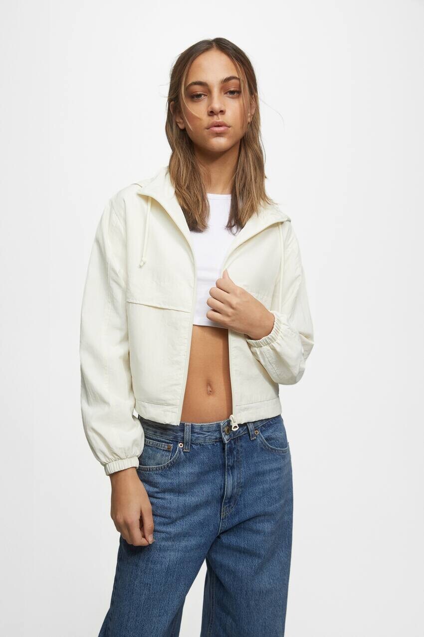 Короткая легкая куртка с карманами Pull&Bear, экрю