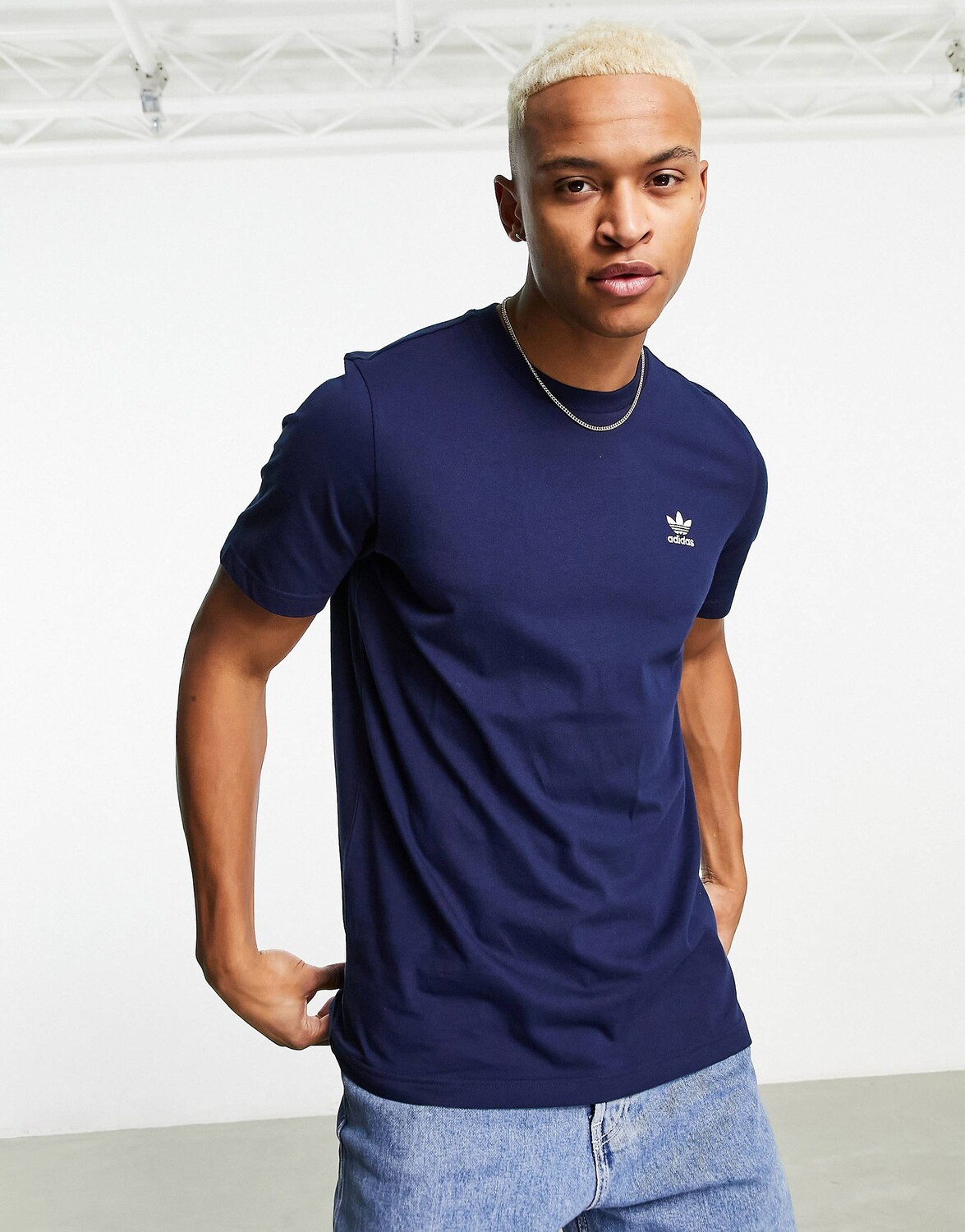 

Темно-синяя футболка с трилистником adidas Originals Essentials