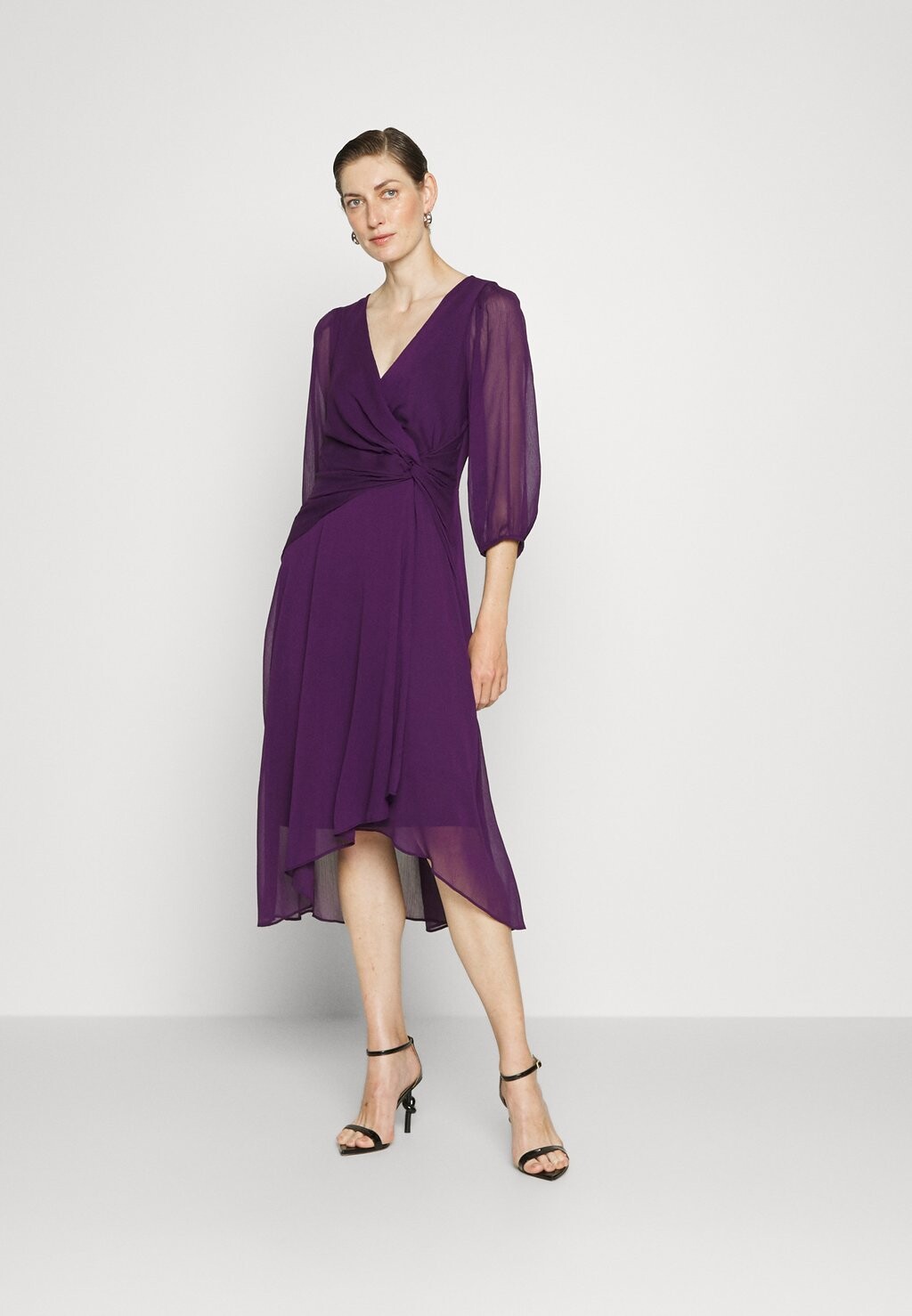 

Элегантное платье DKNY