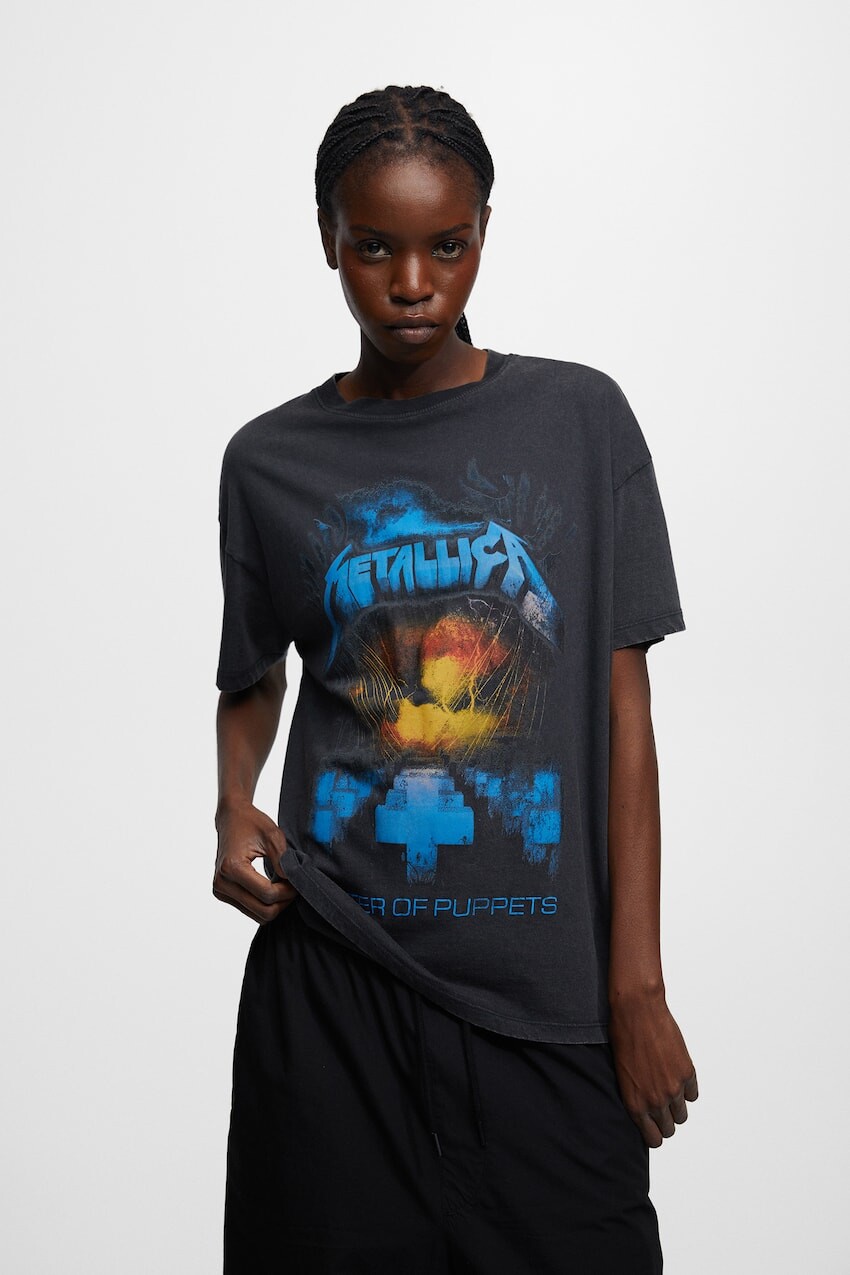 

Металлика футболка Pull&Bear, блеский черный