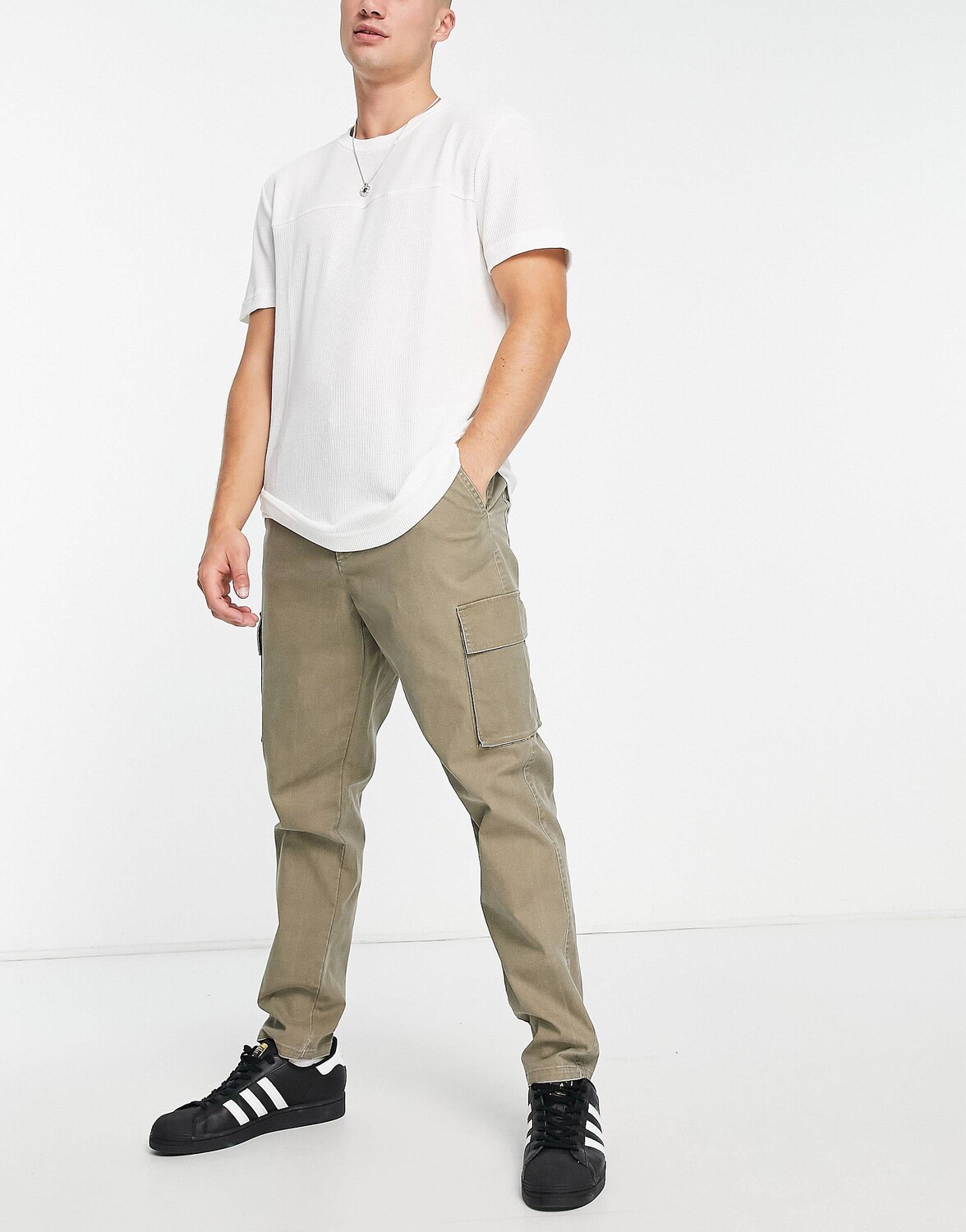 

Зауженные брюки карго цвета хаки ASOS DESIGN