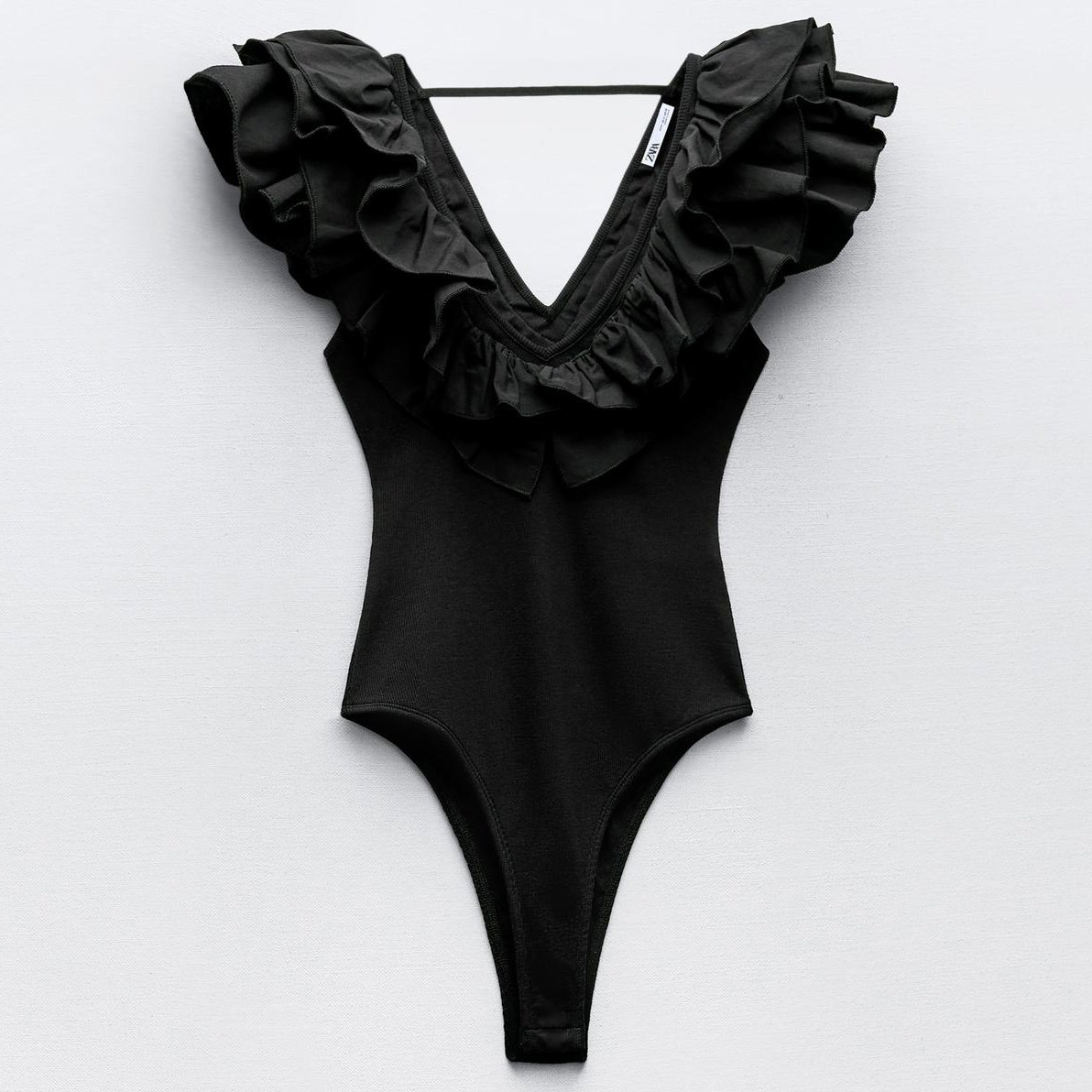 Боди-комбинезон Zara Ribbed With Ruffles, черный черный сексуальный базовый облегающий комбинезон женский облегающий комбинезон с v образным вырезом рюшами и длинным рукавом повседневн