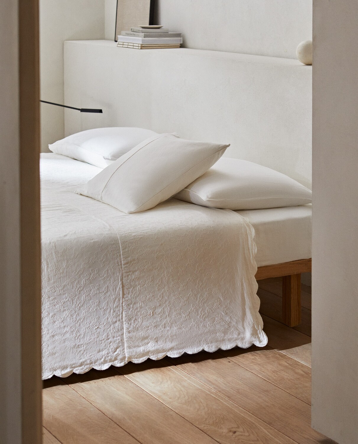 

Хлопковое покрывало с вышитыми бабочками Zara Home, белый