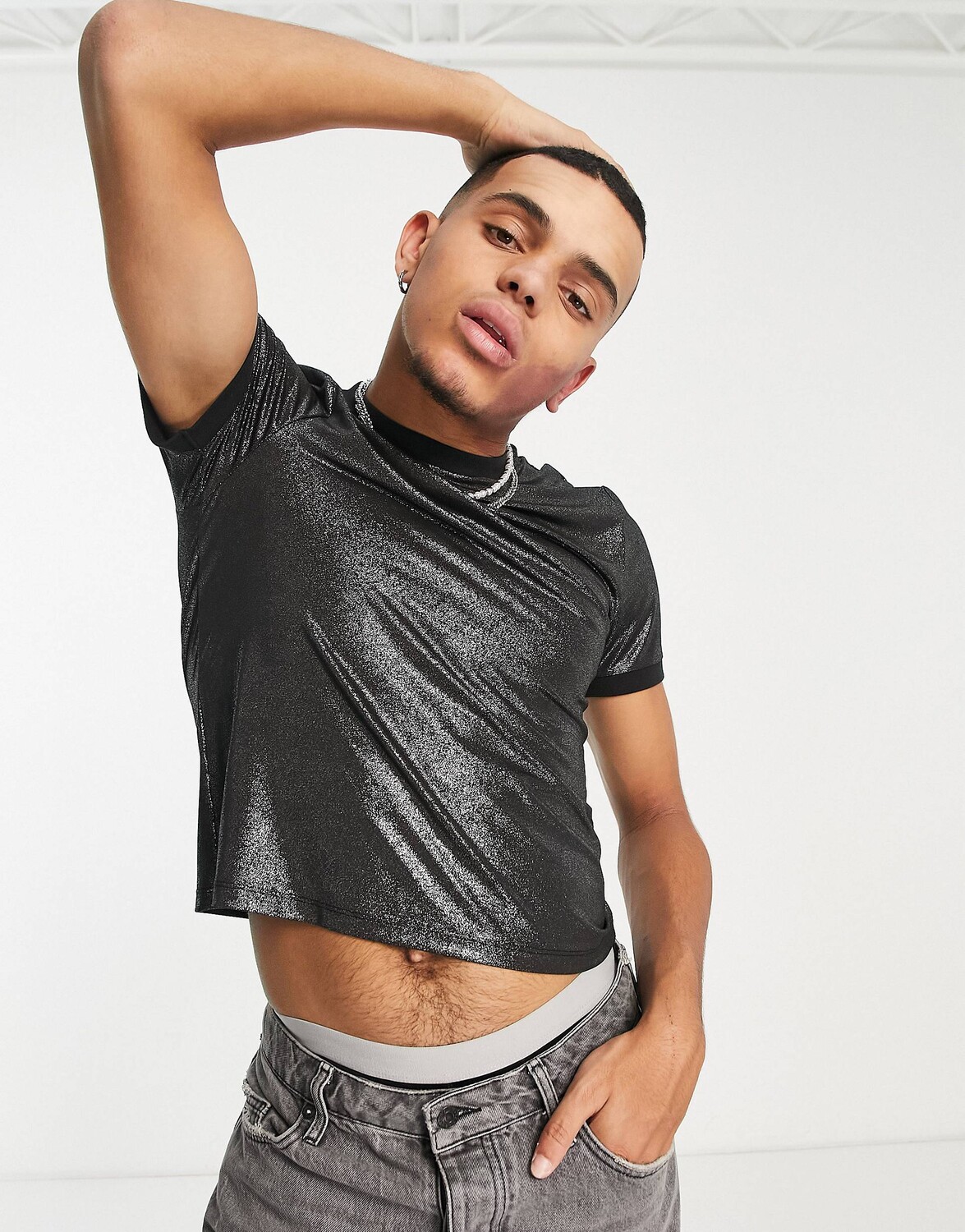 

Черная укороченная футболка с эффектом металлик ASOS DESIGN, Черный