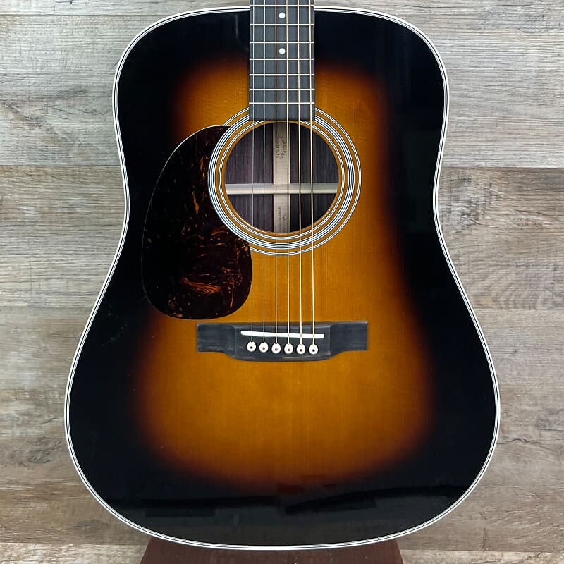 

Martin D-28 Sunburst Left Hand с футляром