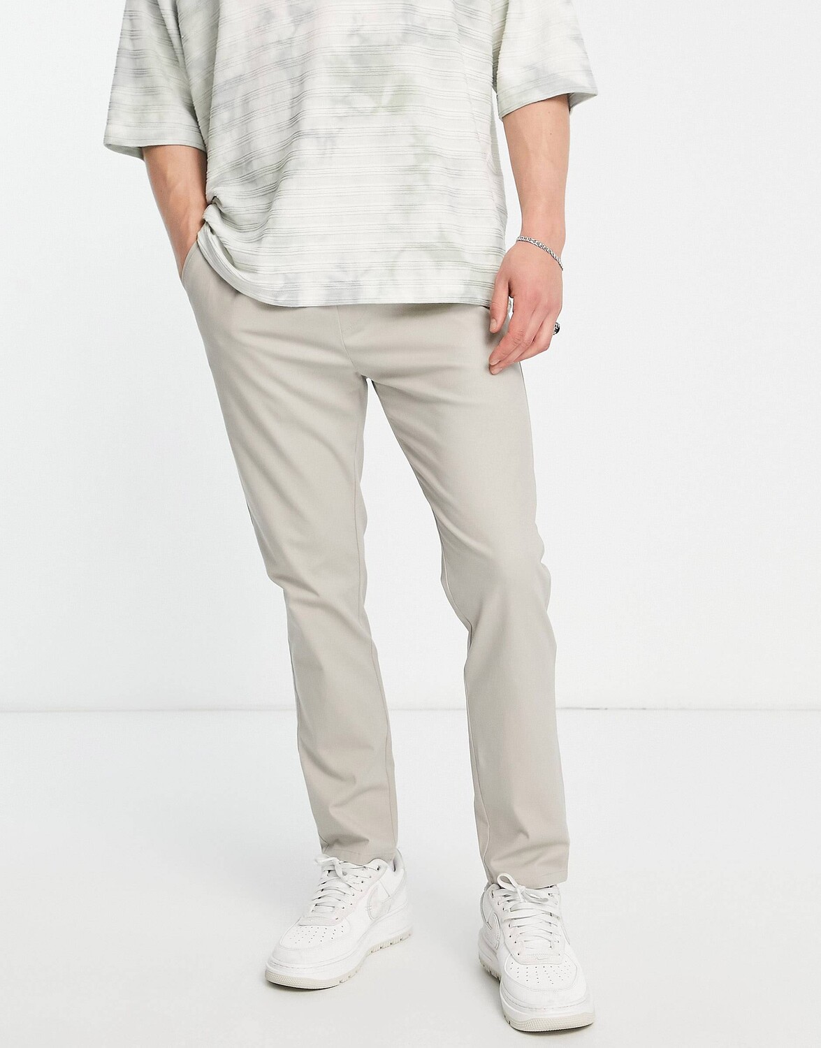 

Бежевые брюки чинос скинни с эластичной талией ASOS DESIGN