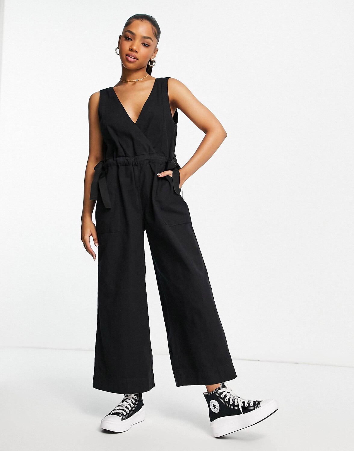 

Черный саржевый комбинезон без рукавов с завязками на талии ASOS DESIGN