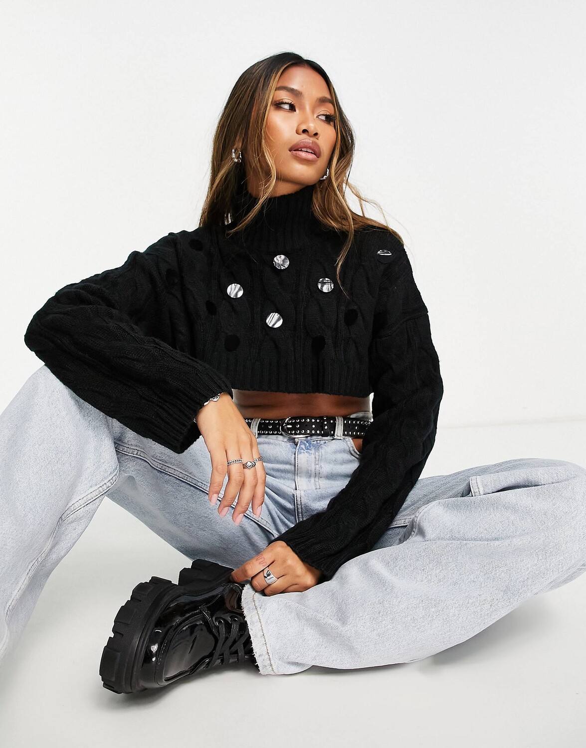 

Черный укороченный джемпер с высоким воротником и крупными пайетками ASOS DESIGN