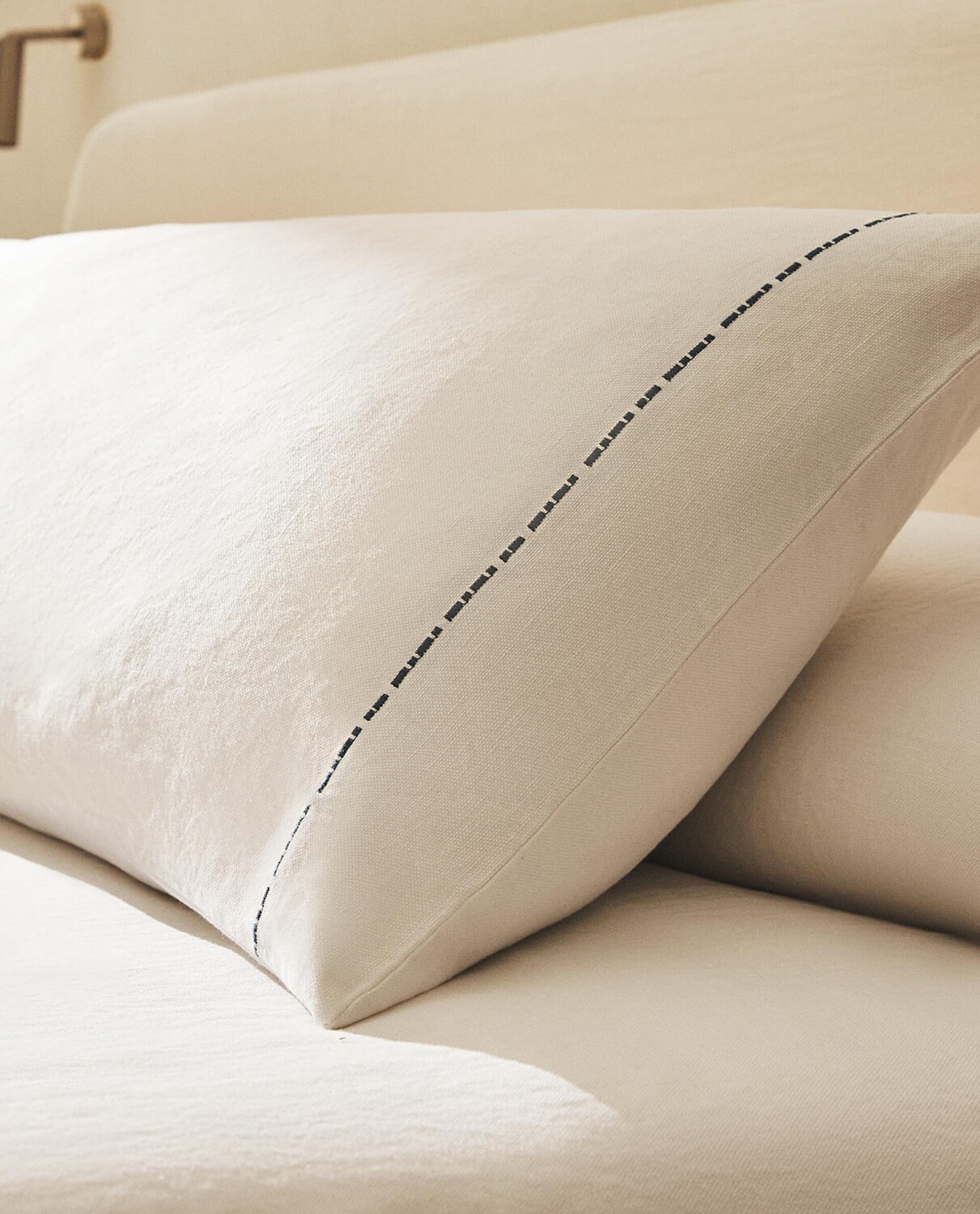 

Чехол на подушку с отстрочкой Zara Home, белый