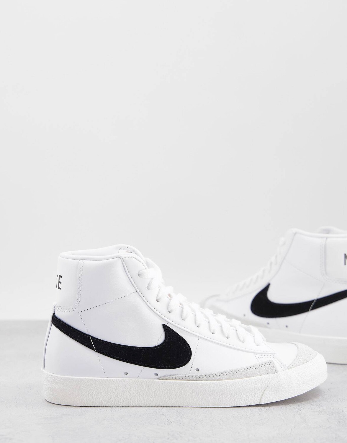 

Бело-черные кроссовки Nike blazer mid '77