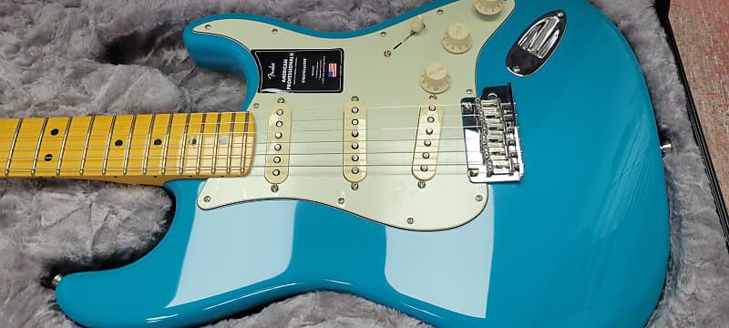 

Fender American Professional II Stratocaster 2020 — настоящее время — Майами Блю