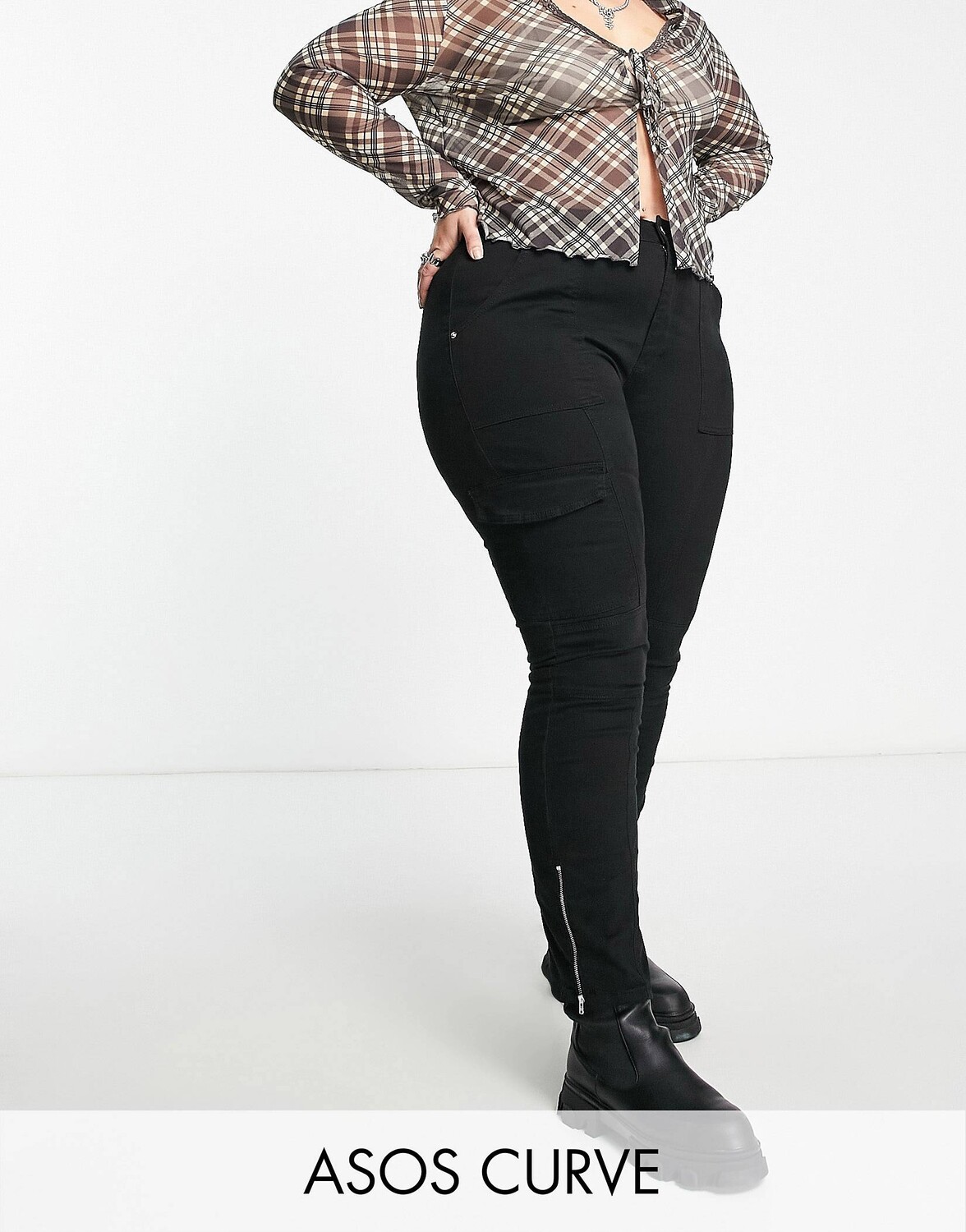 

Черные узкие байкерские брюки карго на молнии ASOS DESIGN Curve, Черный
