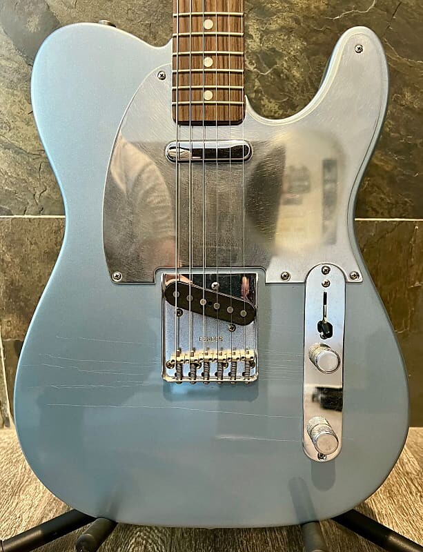 

Великолепный новый Fender Chrissie Hynde Ice Blue Metallic Telecaster OHSC (700) Chrissie Hynde Signature Telecaster