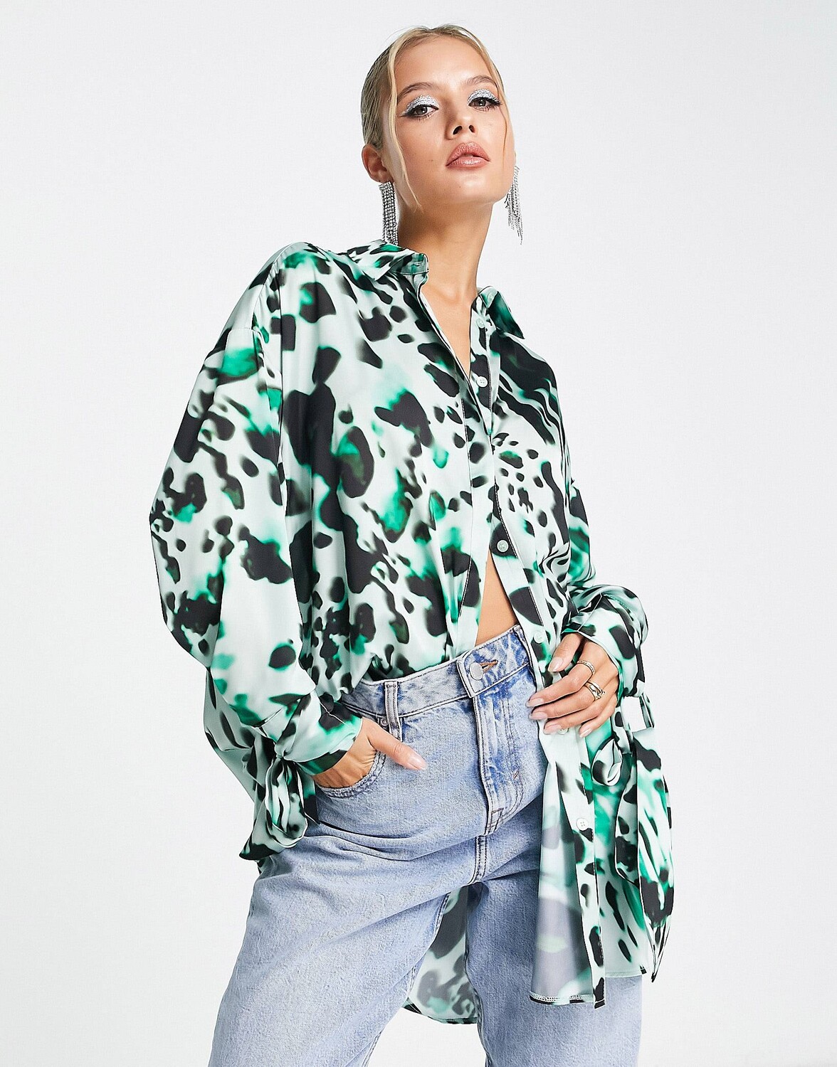 

Зеленая атласная рубашка с размытым леопардовым принтом ASOS DESIGN