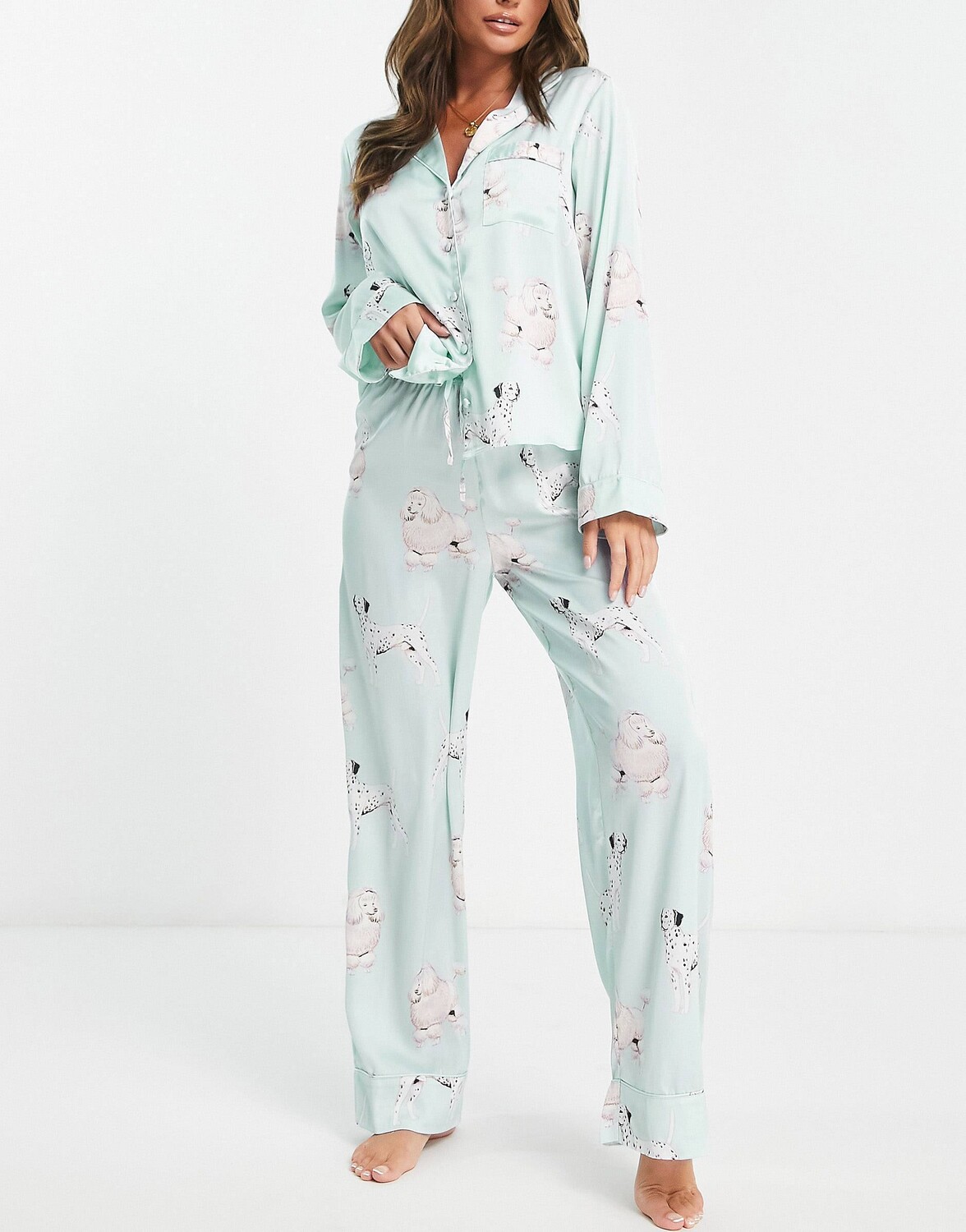 

Сатиновый комплект из рубашки и брюк с принтом собаки ASOS DESIGN цвета шалфея
