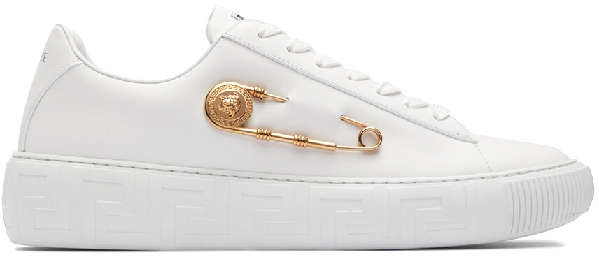 

Белые кроссовки с булавками Versace
