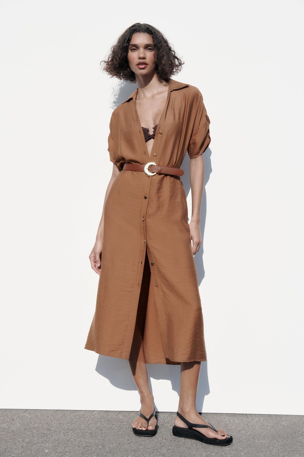 

Платье-рубашка с поясом ZARA, бежевый