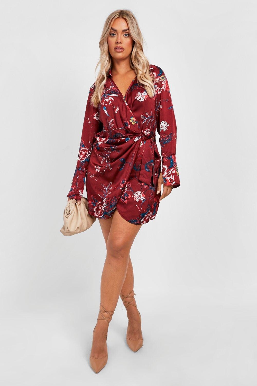 

Платье-рубашка из атласа с цветочной драпировкой и запахом Boohoo, ягодный