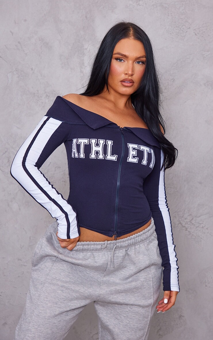 

PrettyLittleThing Темно-синий длинный топ с открытыми плечами и складками на молнии с принтом Athletics