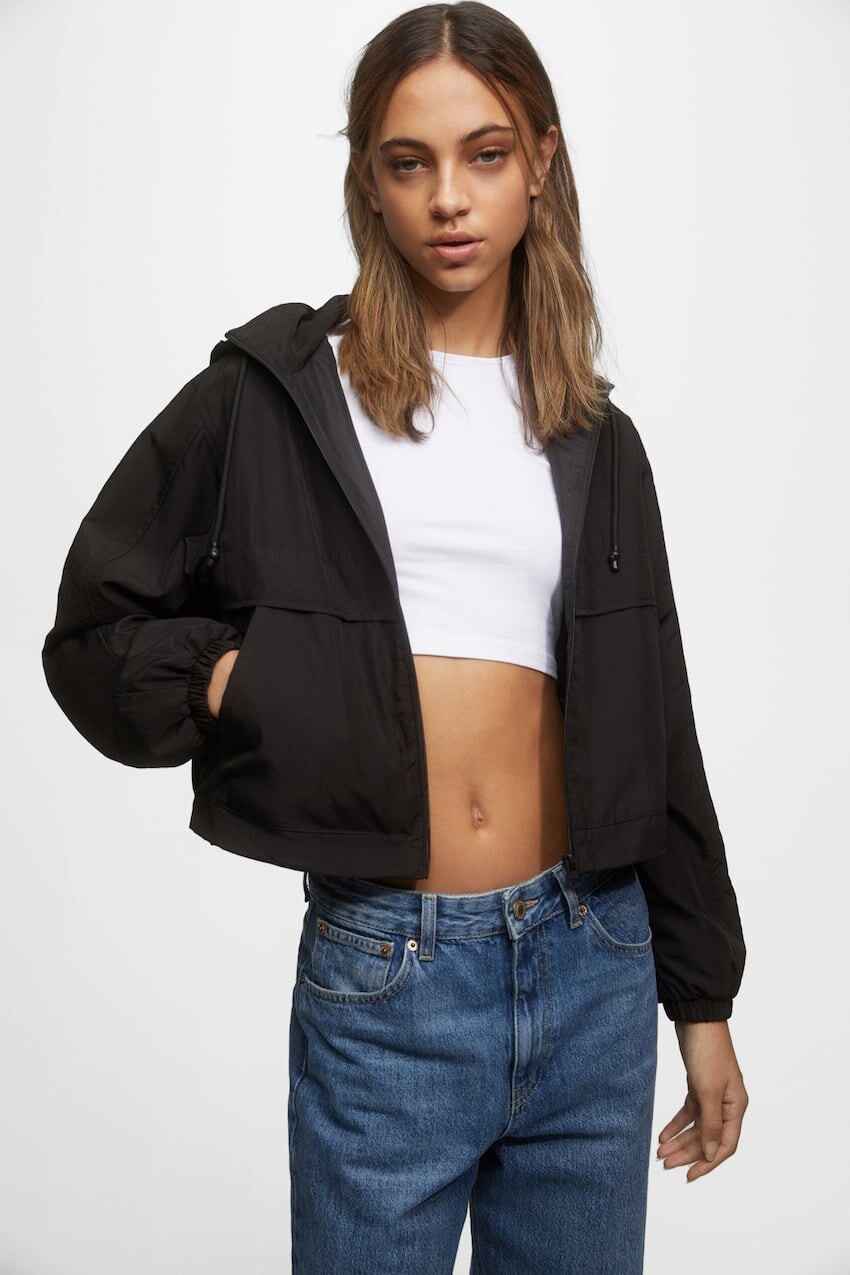 

Короткая легкая куртка с карманами Pull&Bear, черный