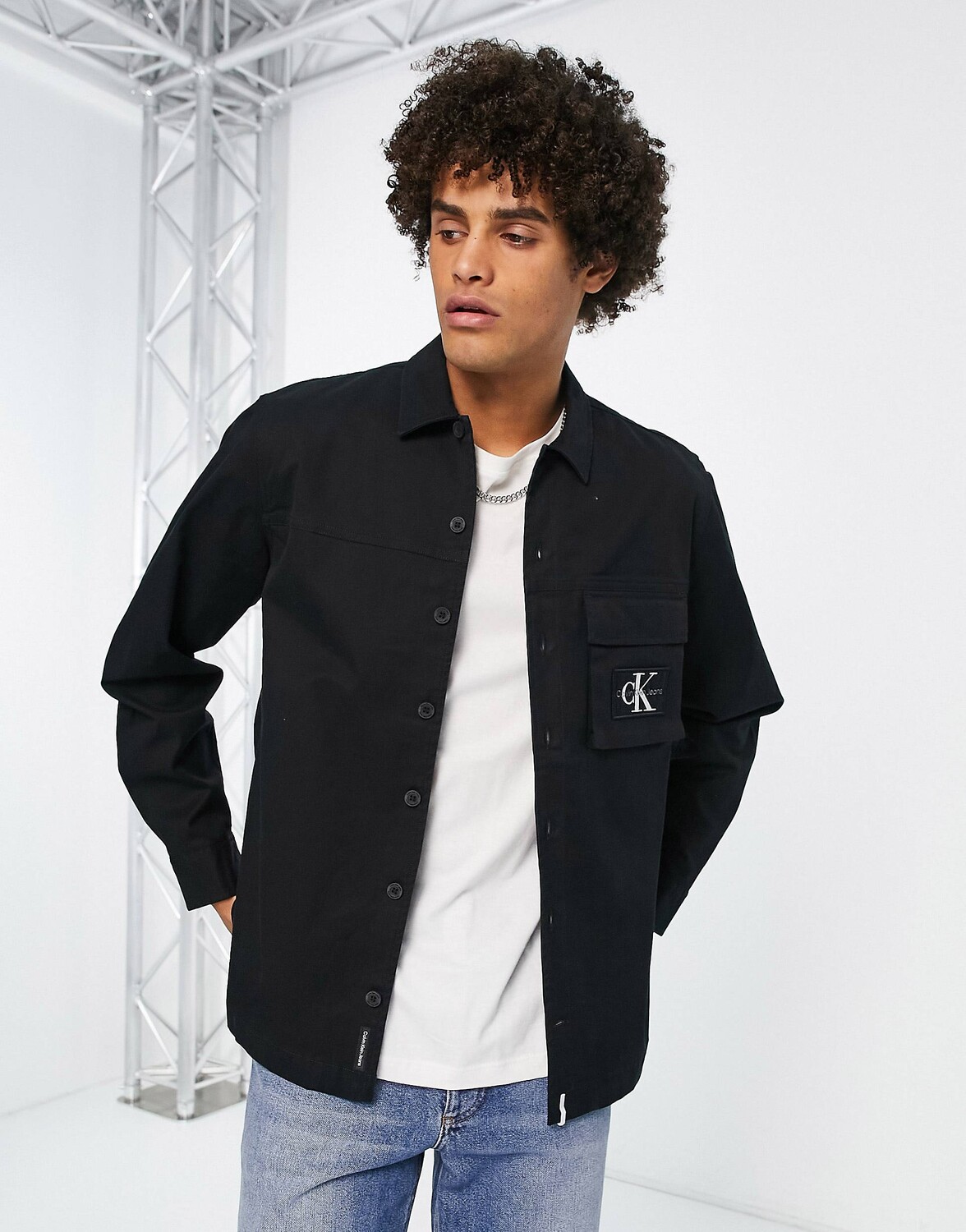 

Черная толстовка с карманом и логотипом Calvin Klein Jeans