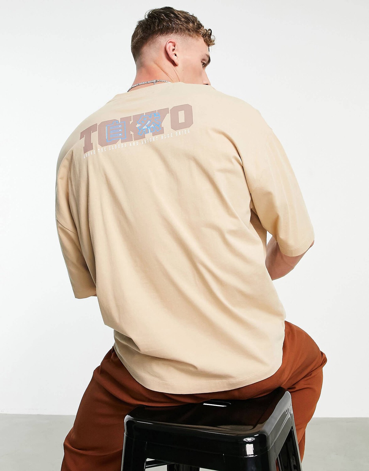 

Бежевая оверсайз-футболка с принтом Токио на спине ASOS DESIGN