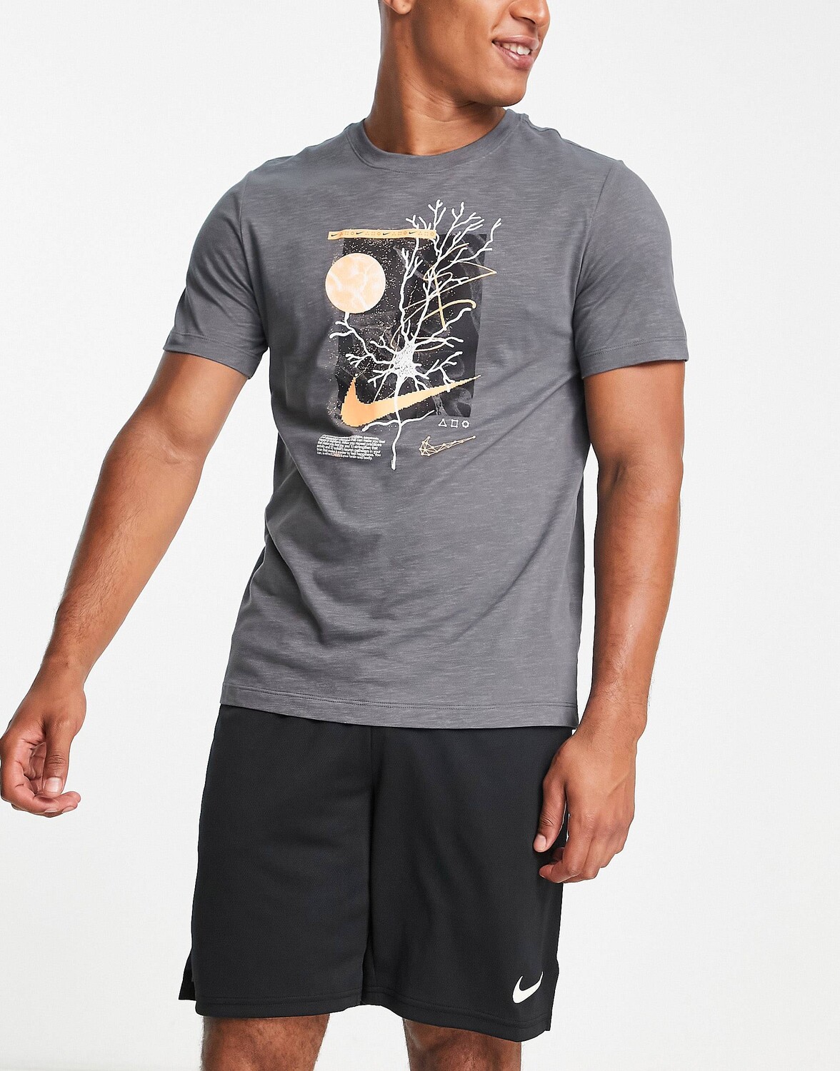 

Серая футболка с графическим принтом Nike Training DYE Dri-FIT