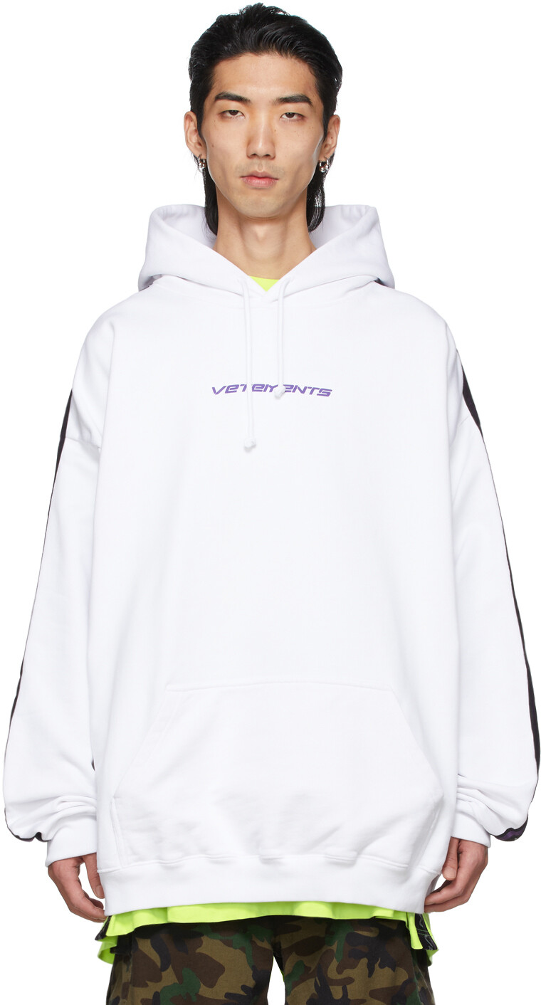 

Худи белого цвета с логотипом VETEMENTS