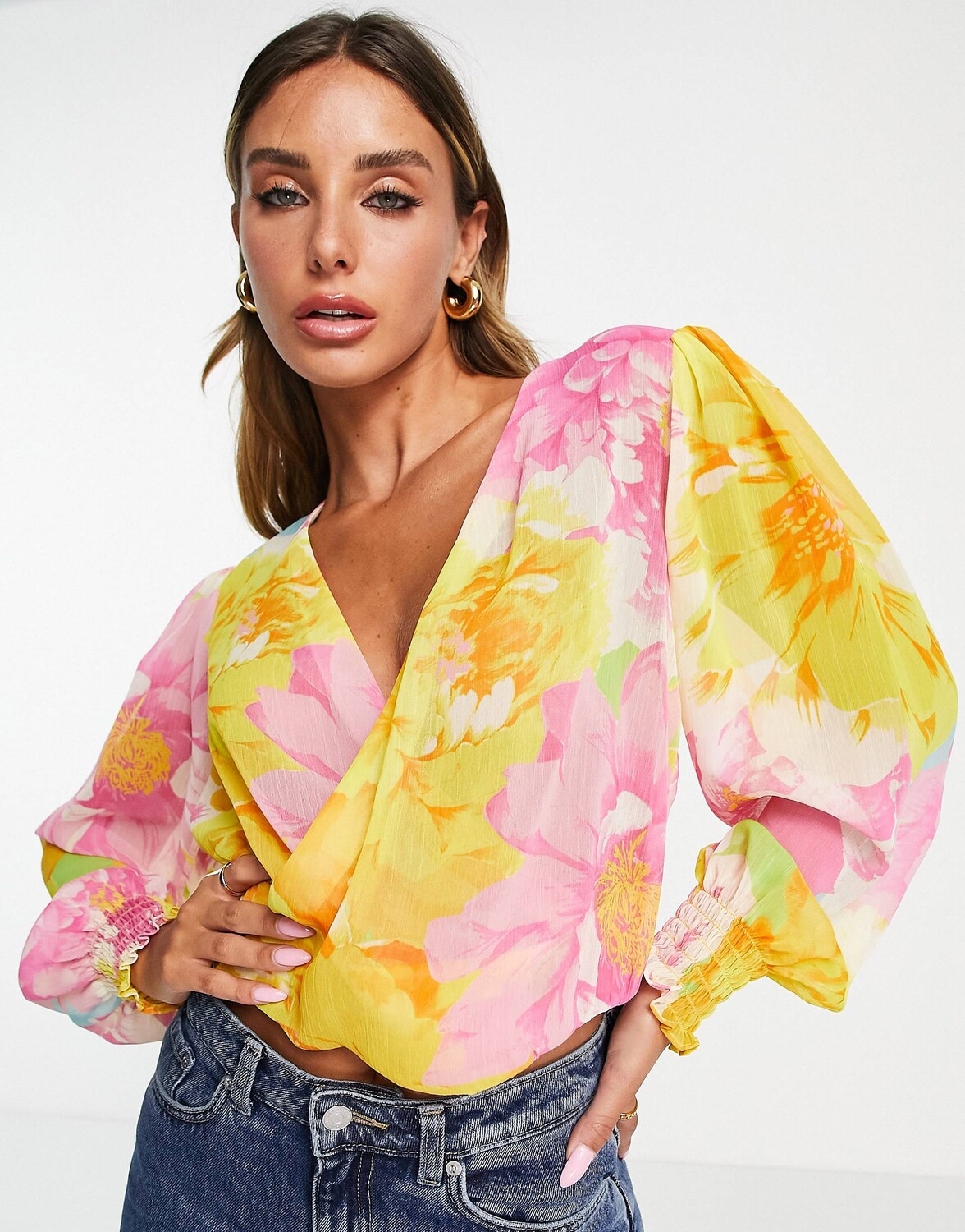 

Топ с глубоким вырезом и ярким цветочным принтом ASOS DESIGN
