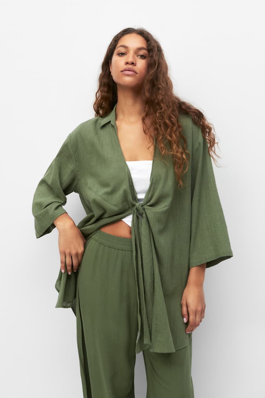 

Рубашка с короткими рукавами и узлом Pull&Bear, зеленый