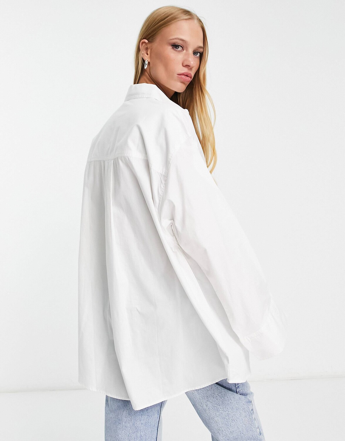 Белая рубашка оверсайз с широкими манжетами ASOS DESIGN – заказать из ...