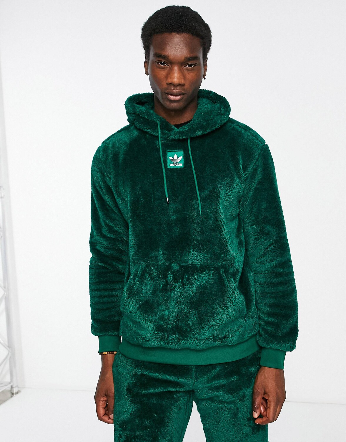 

Темно-зеленая пушистая худи из полиэстера adidas originals Essentials+