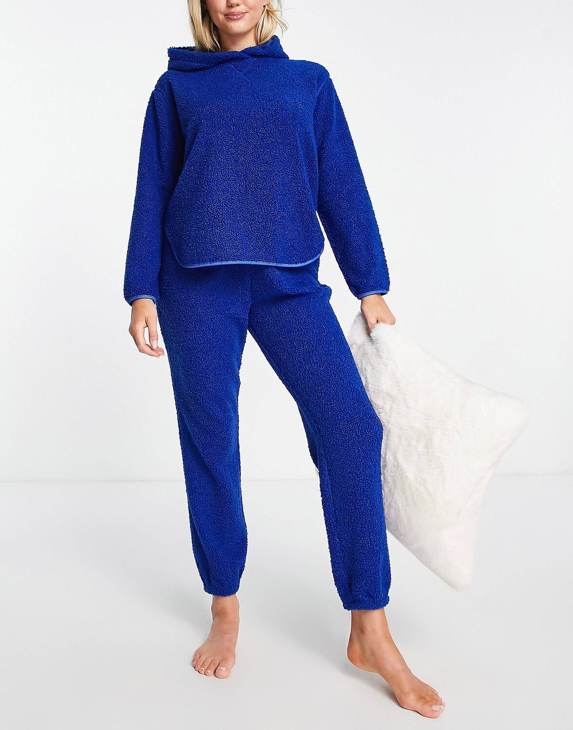 

Темно-синий комплект из худи и джоггеров ASOS DESIGN lounge borg