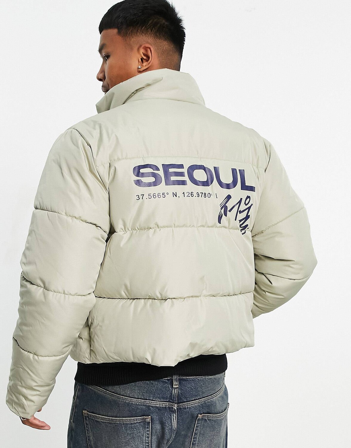 

Пуховик цвета экрю с принтом на спине ASOS DESIGN