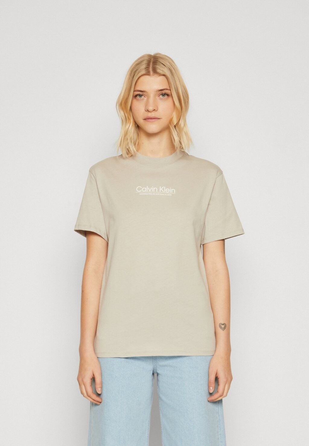 

Футболка с принтом Calvin Klein, молочный