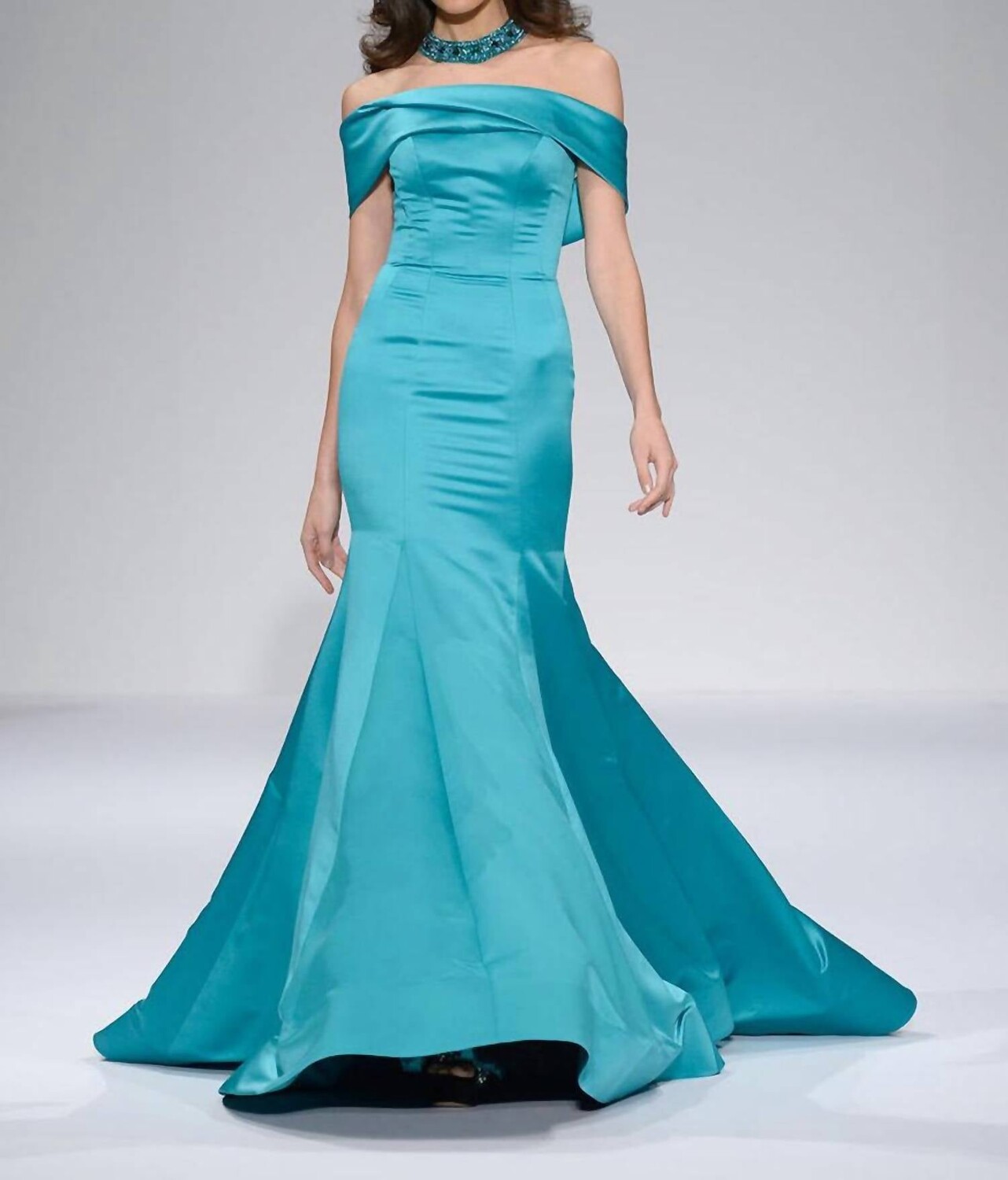 

Атласное платье с открытыми плечами бирюзового цвета Sherri Hill