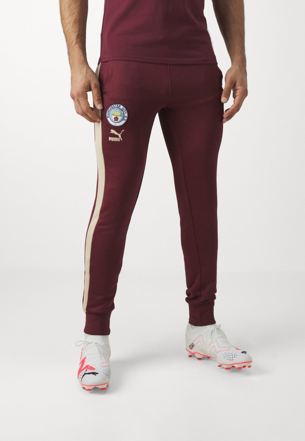 

Брюки с символикой MANCHESTER CITY FTBLHERITAGE TRACK PANTS Puma, цвет aubergine/granola