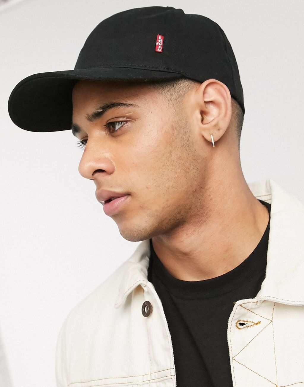 

Черная красная кепка Levi's