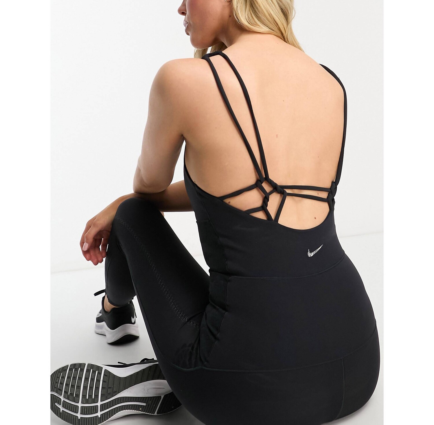

Черный комбинезон свободного кроя Nike Yoga Luxe Nike Training
