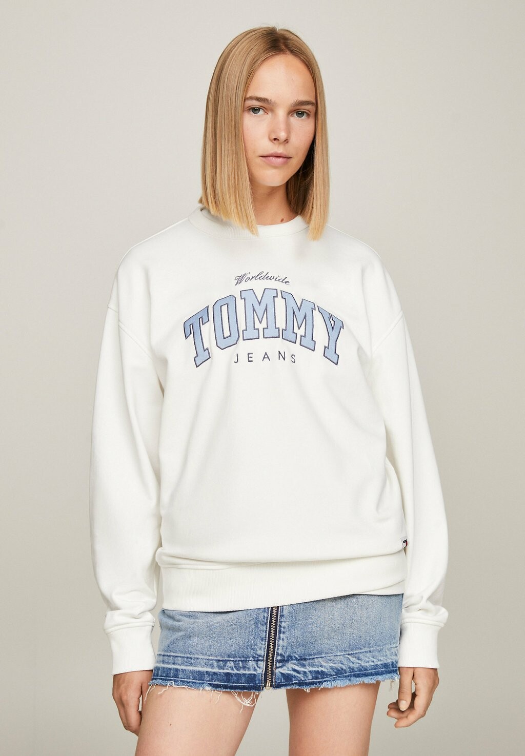 

Толстовка Tommy Jeans VARSITY LOGO RELAXED FIT, цвет ancient white