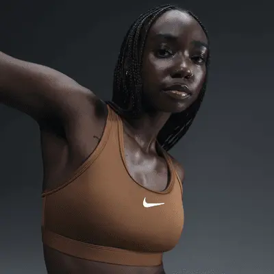 

Спортивный бюстгальтер Nike Swoosh Medium Support, цвет Light British Tan/White