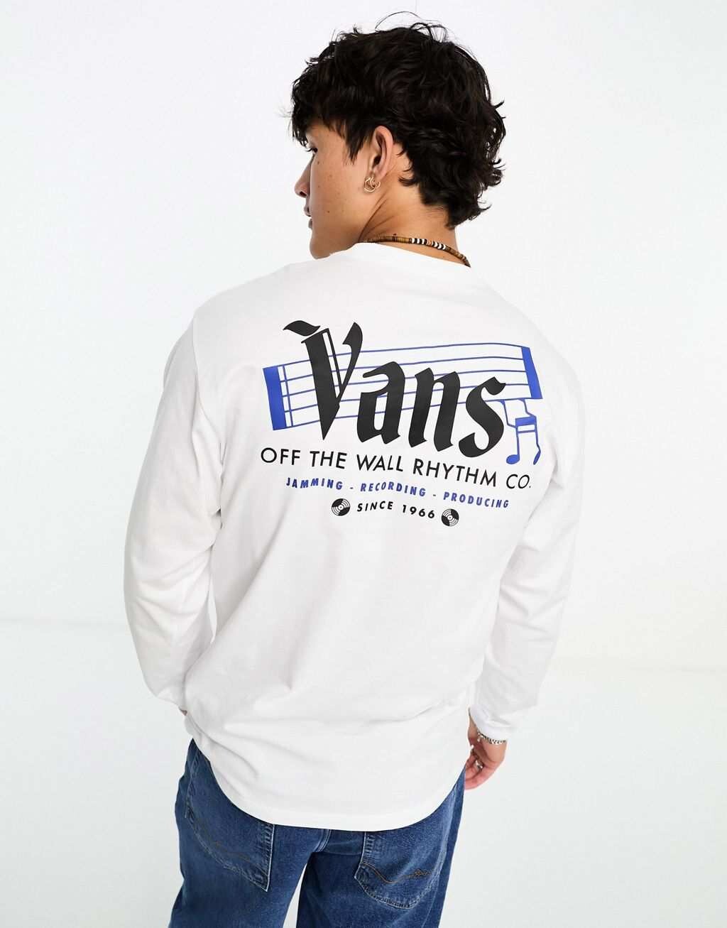 

Белая футболка с длинными рукавами и принтом на спине с ритмичным логотипом Vans Off the Wall