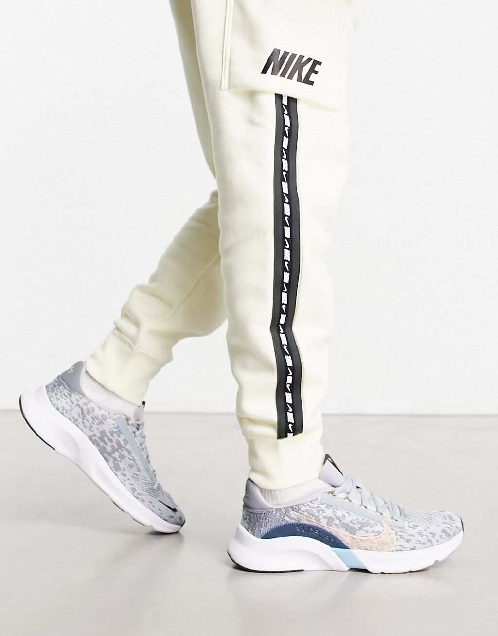 

Серые кроссовки Nike Training SuperRep Go 3