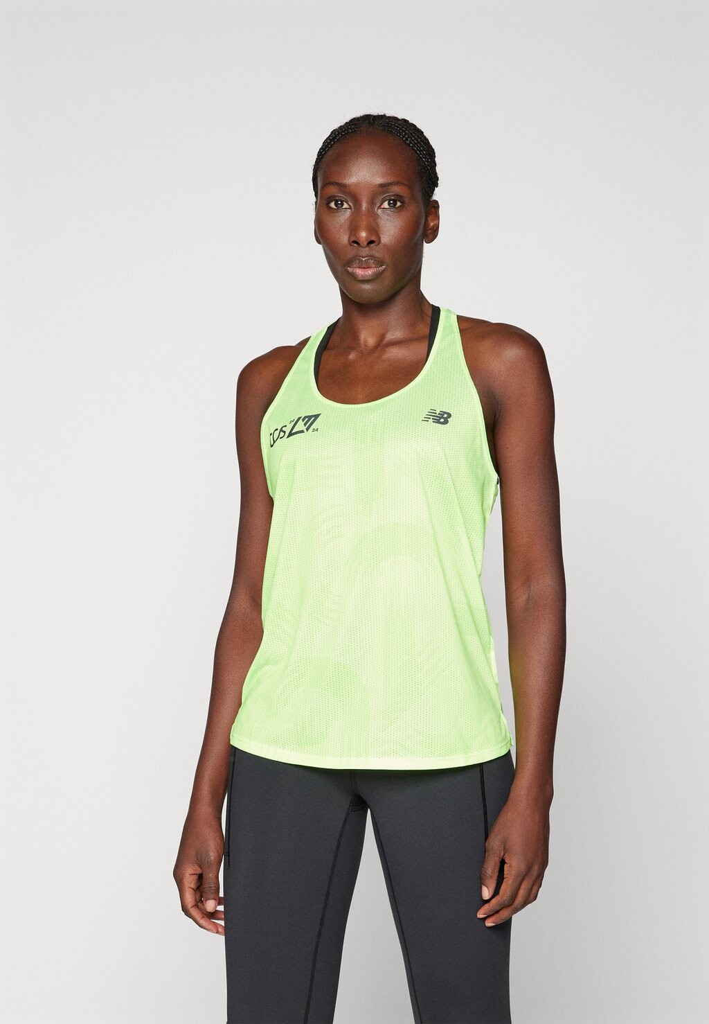 цена Топ LONDON EDITION PRINTED ATHLETICS TANK New Balance, цвет green