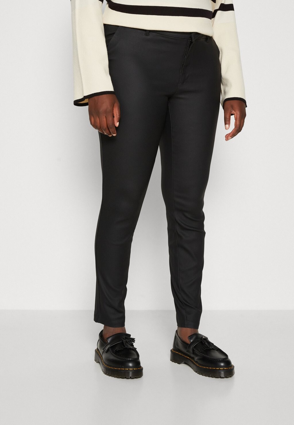 

Брюки VMCLEAH CLASSIC COATED PANT Vero Moda Curve, черный