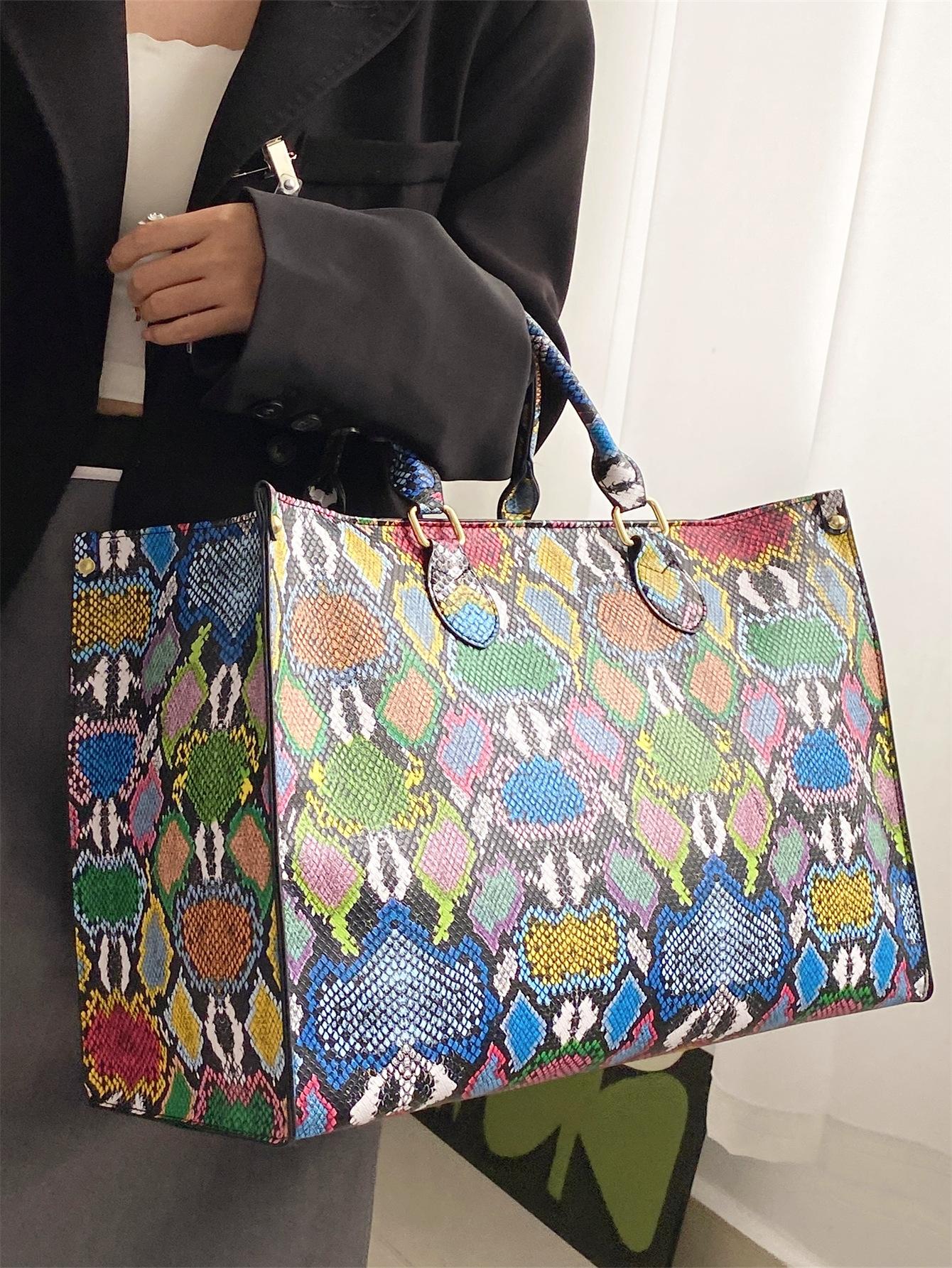 Модный тренд со змеиным принтом. Универсальная дорожная сумка Four Seasons. Большая сумка-тоут., многоцветный цена и фото