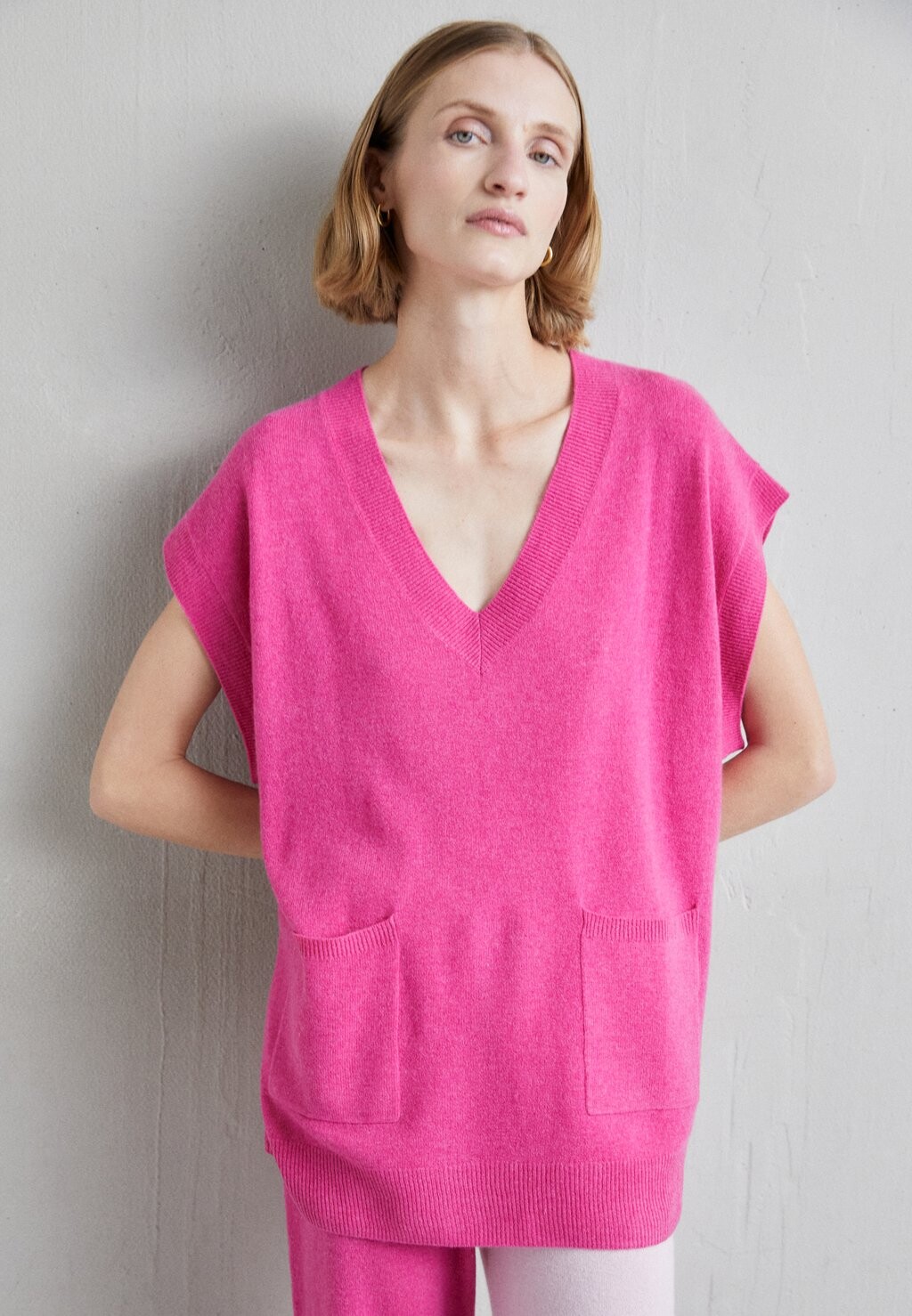 

Базовая футболка CASHMERE BOYFRIEND TANK KNITID, сирень